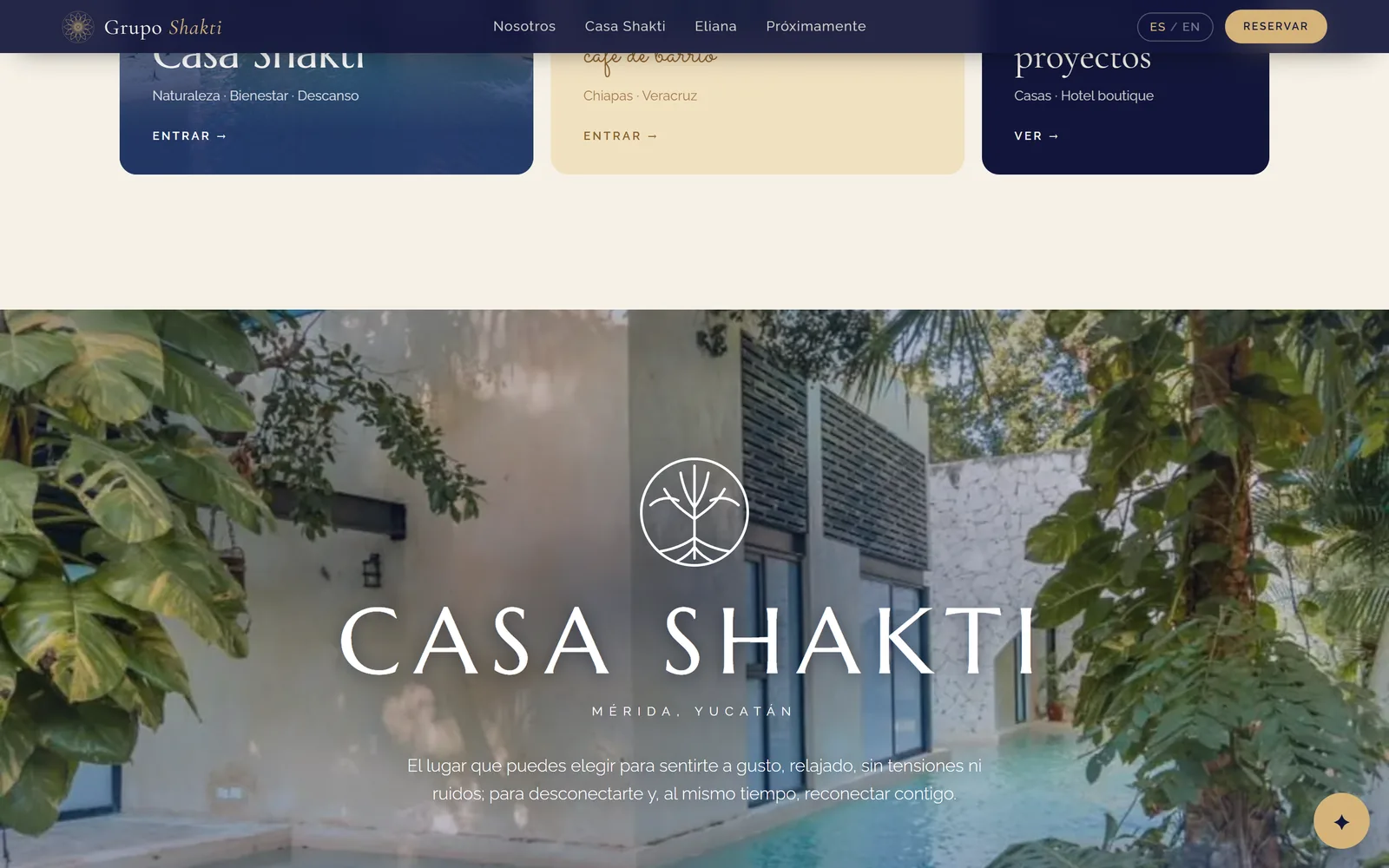 Sección de Casa Shakti con foto de la alberca entre plantas
